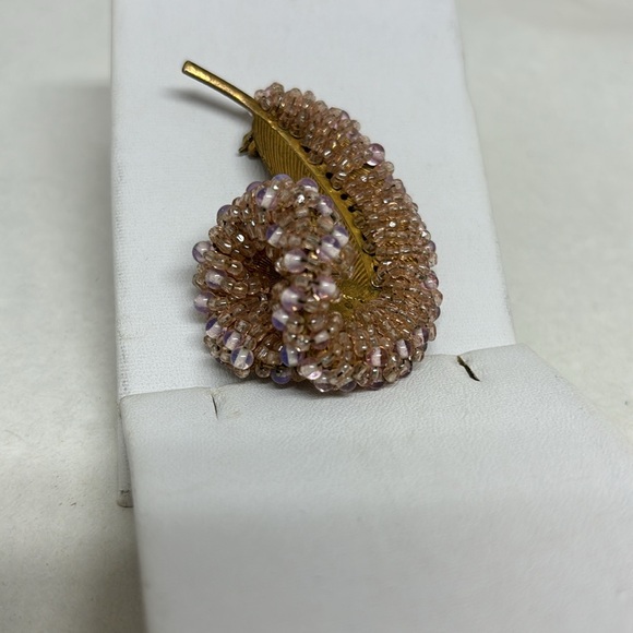 Gorgeous signed Miriam Haskell beaded leaf pin. - Picture 12 of 12